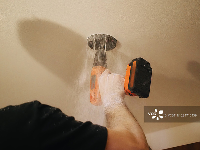 男子安装灯具图片素材