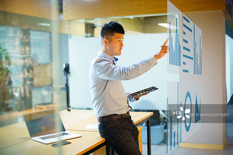 使用平板电脑的商人图片素材