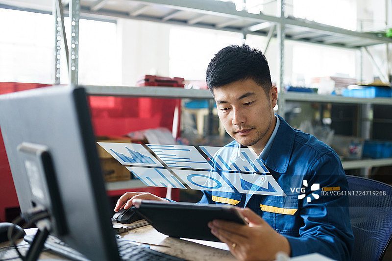 亚洲工程师在工厂使用虚拟视觉屏幕图片素材