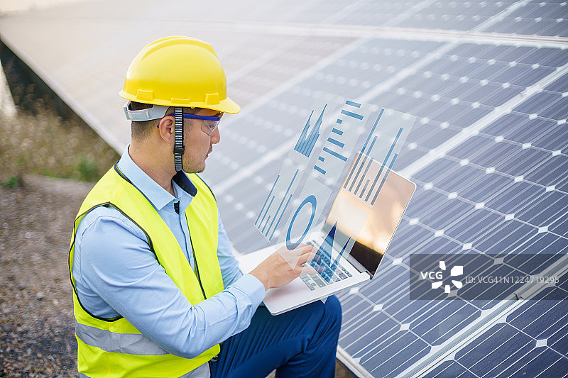 工程师在太阳能发电站使用虚拟视觉屏幕图片素材