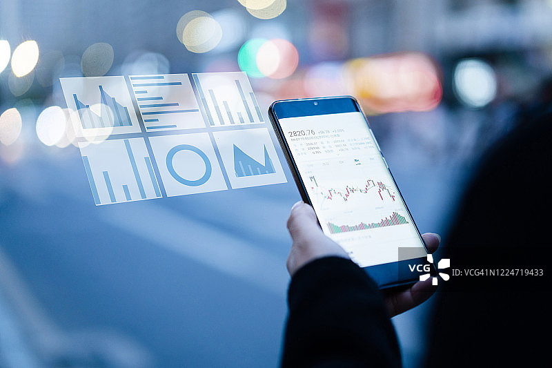 使用虚拟视觉屏幕和智能手机的女商人图片素材