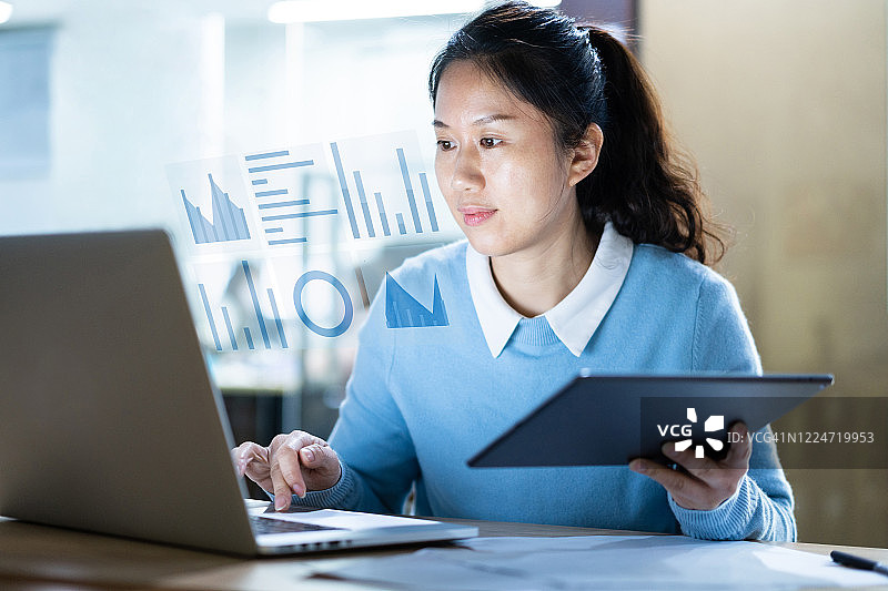 使用虚拟视觉屏幕的女商人图片素材