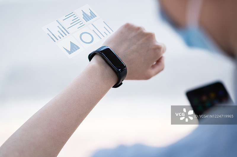 佩戴智能手表的商务女性图片素材