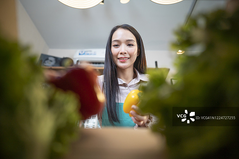 隔离期间送外卖，箱子上贴着“居家配送”标志图片素材