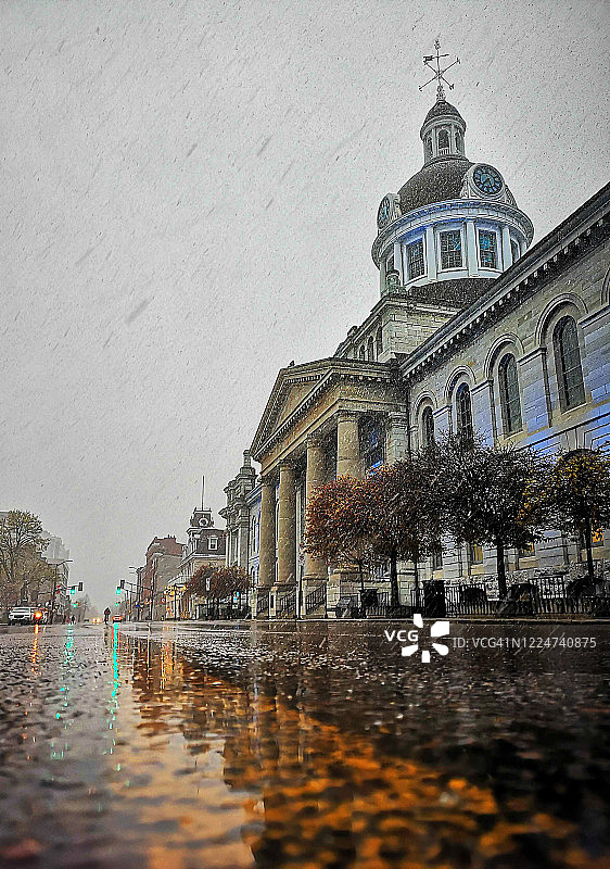 雪中的安大略省京斯顿市政厅图片素材