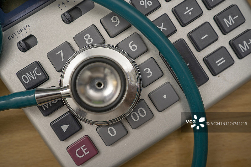 检查财务状况听诊器和计算器图片素材
