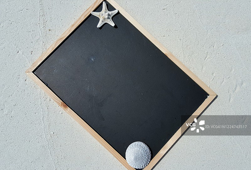 白色沙滩上的木框黑板俯视图，带有复制空间图片素材