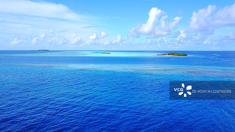 马尔代夫小岛航拍，植被沙滩海水清澈图片素材