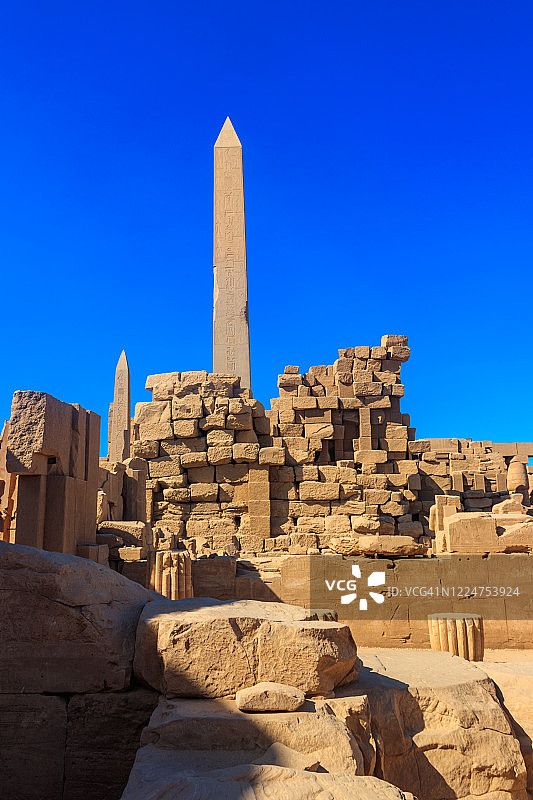 卡纳克神庙建筑群，通常被称为卡纳克，包括埃及卢克索大量衰败的寺庙、教堂、塔门和其他建筑图片素材