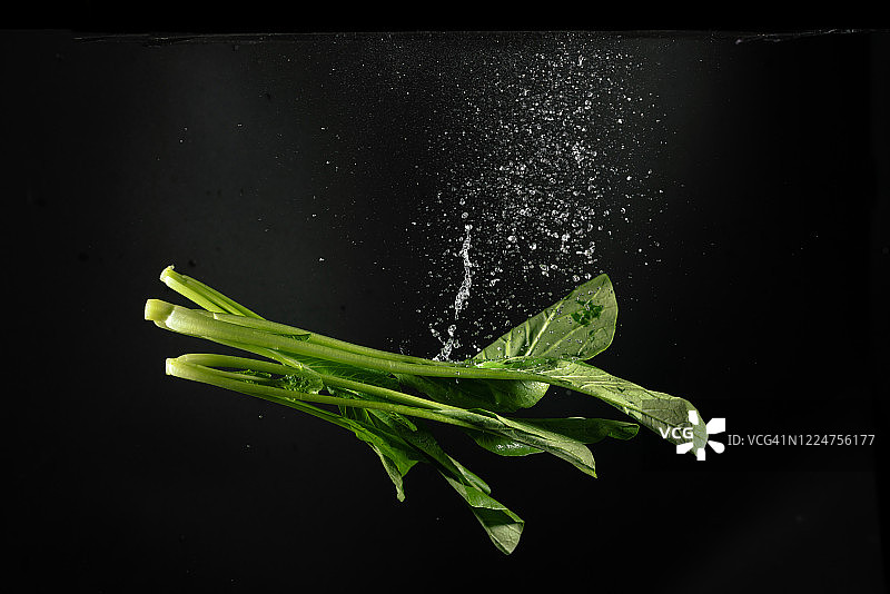 高速摄影：落入水中的小白菜图片素材