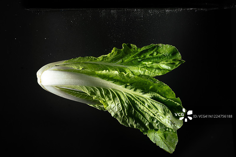 高速摄影：落入水中的小白菜图片素材