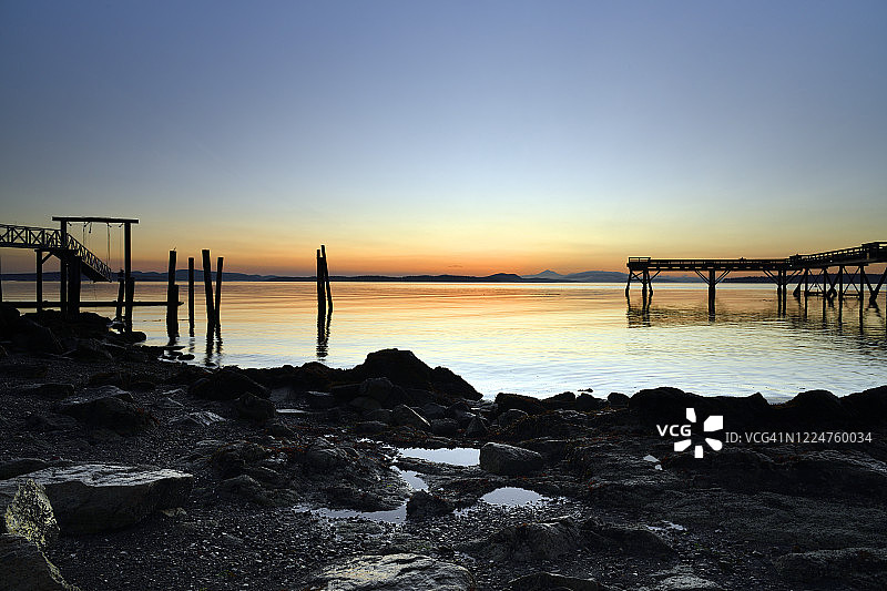 阳光照耀的海岸线上的涟漪图片素材