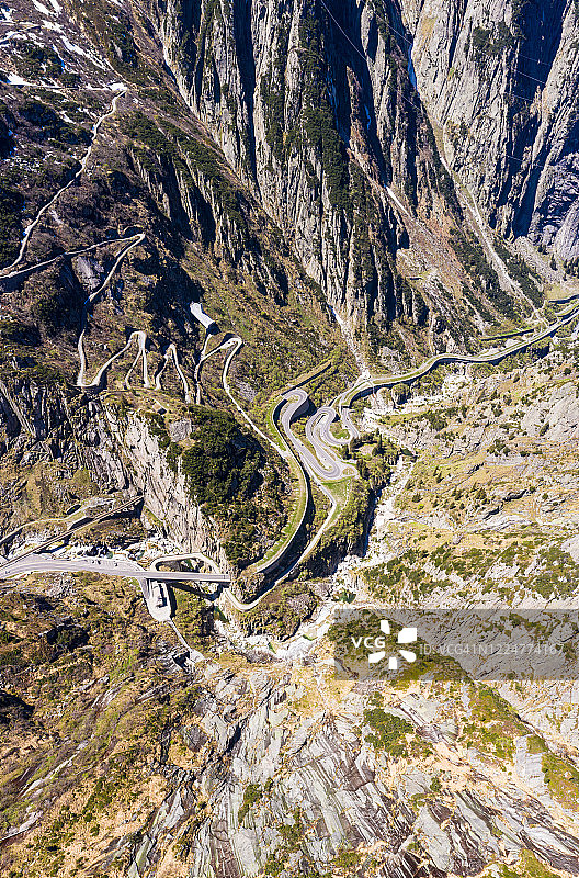 瑞士乌里州阿尔卑斯山圣哥达山口的发夹弯公路和魔鬼桥的壮丽航拍景色图片素材