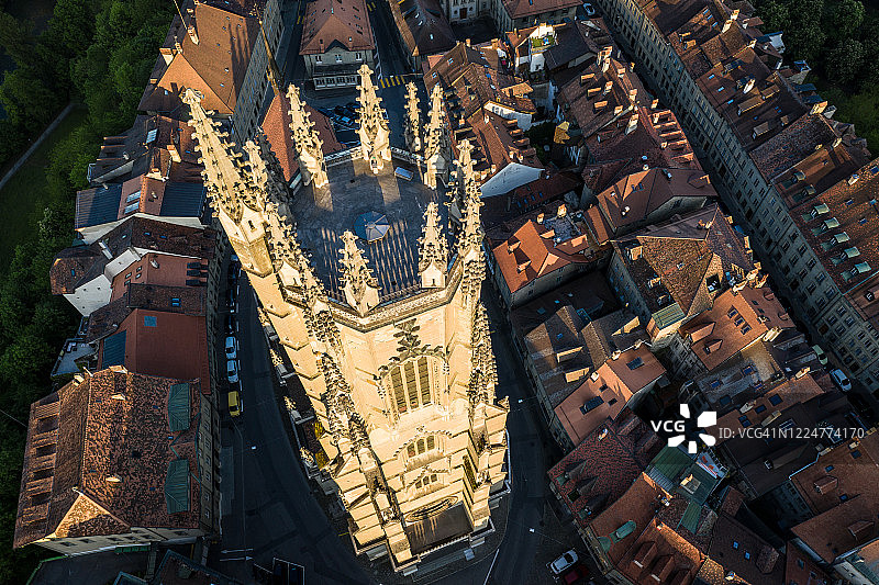 瑞士弗里堡哥特式大教堂的壮丽航拍景色图片素材
