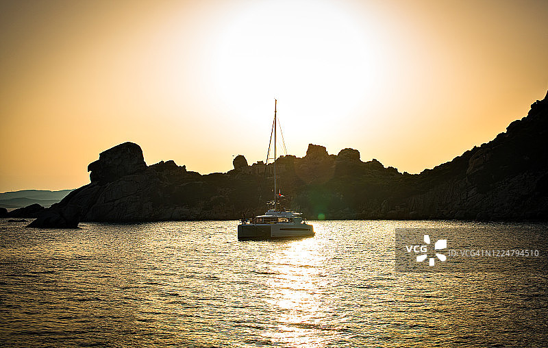 马达莱娜海域日落帆船图片素材