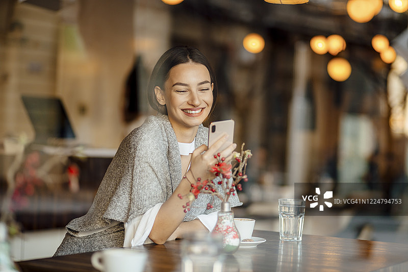 年轻女人在咖啡馆放松图片素材