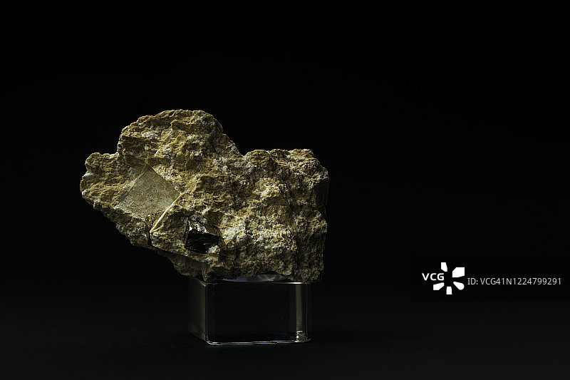 天然岩石标本：来自拉里奥哈（西班牙）的泥灰岩碎片，黑色背景，复制空间图片素材