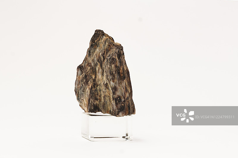 天然岩石样本：白色背景上的矽线石碎片。复制空间图片素材