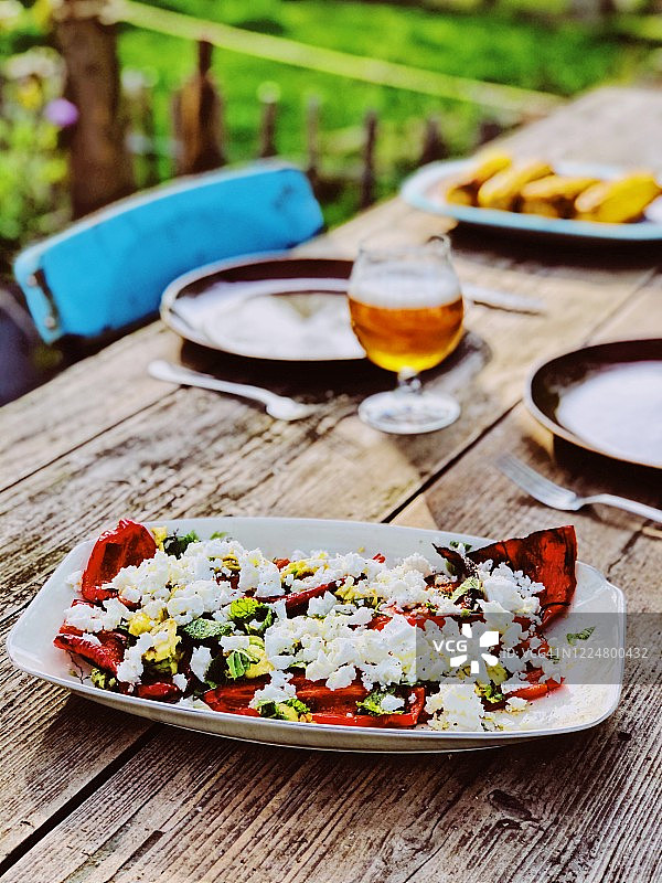烤红辣椒、菲达奶酪、薄荷和橄榄油夏日沙拉图片素材