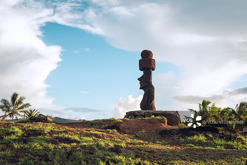 拉帕努伊岛上的摩艾石像图片素材