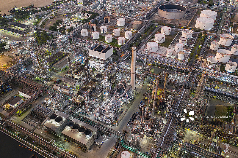 泰国春武里日落时分的炼油厂、管道和蒸馏塔图片素材