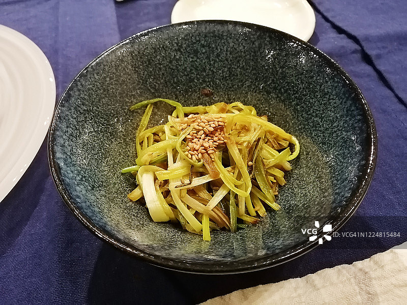 日式传统菜肴：炸红葱头和芝麻图片素材