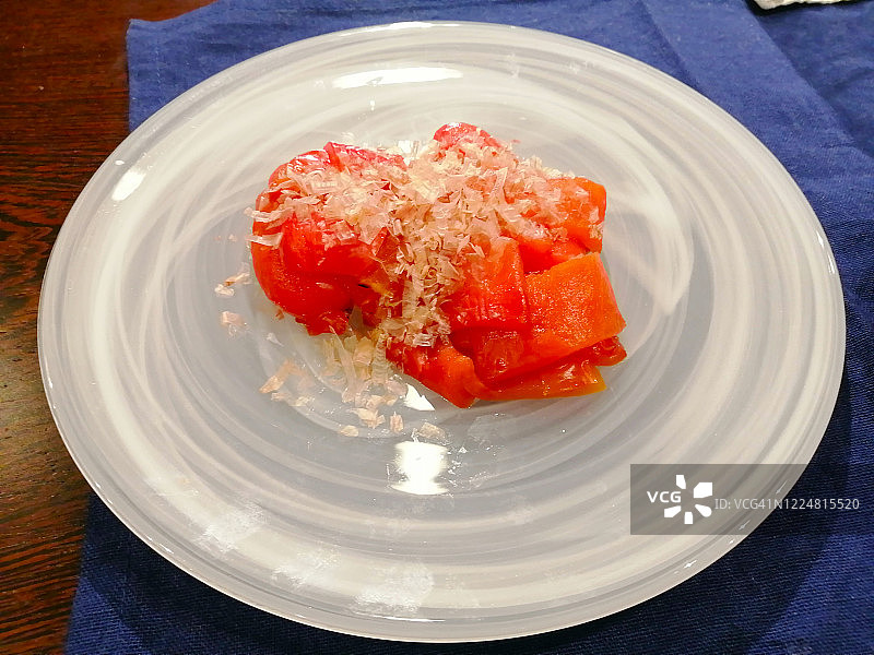 烤辣椒配木鱼花，日式料理图片素材