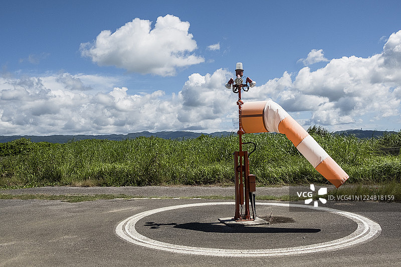 直升机停机坪上的风向标图片素材