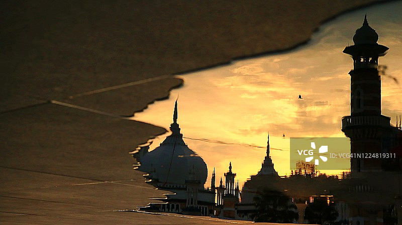 水坑上的清真寺图片素材