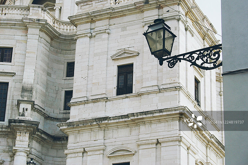 前景有灯柱的教堂立面图片素材