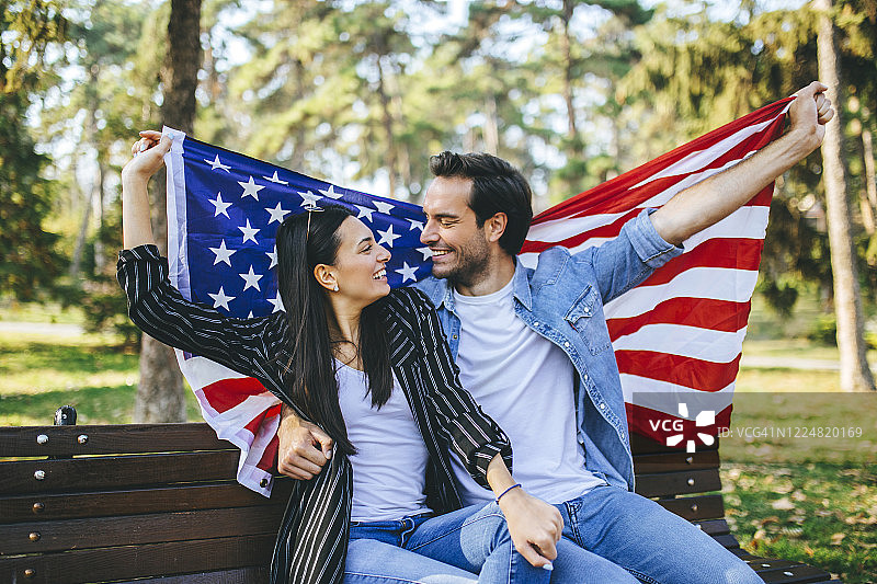 在公园里的情侣-美国国旗图片素材