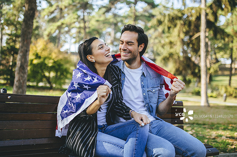 在公园里的情侣-美国国旗图片素材