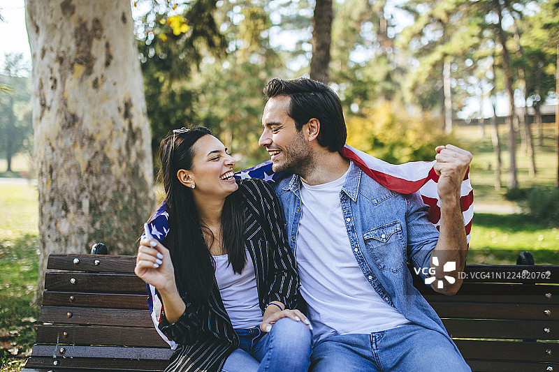 在公园里的情侣-美国国旗图片素材