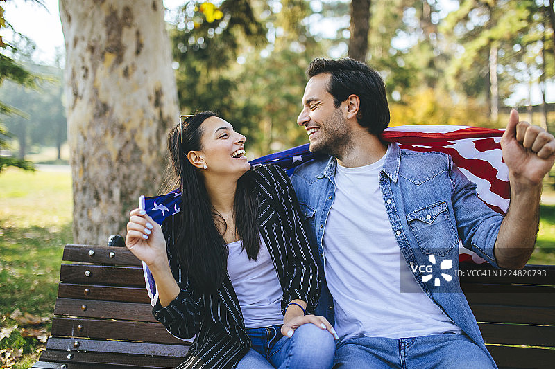 在公园里的情侣-美国国旗图片素材