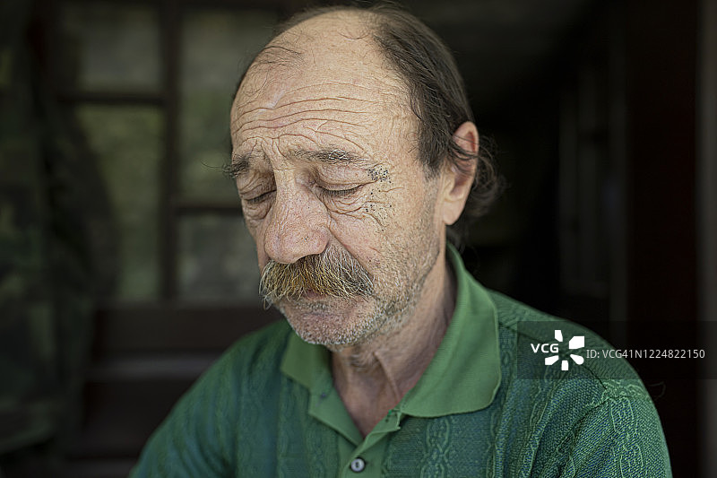 闭着眼睛的疲惫老年男人肖像图片素材
