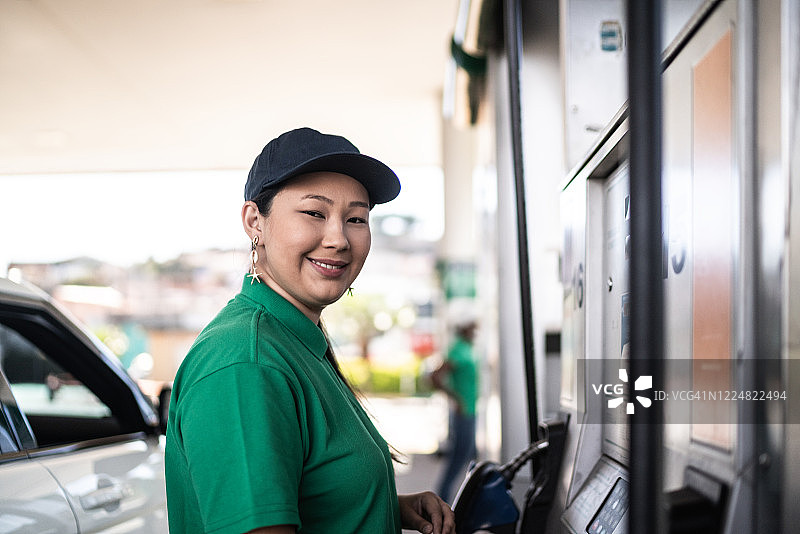 工作中女性加油站服务员肖像图片素材