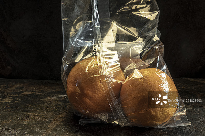 非生物降解塑料中的水果图片素材