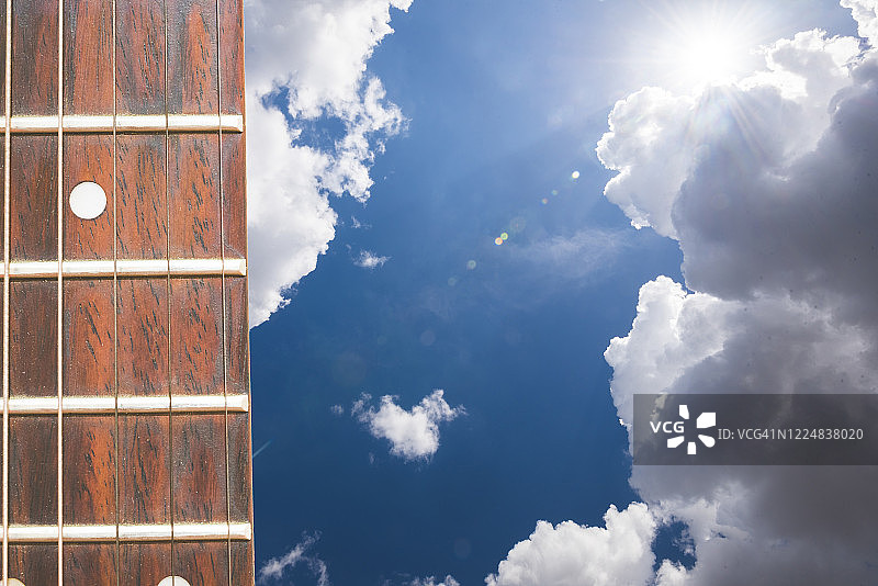 蓝天下的吉他琴颈图片素材