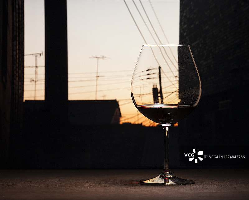 自然背景下的葡萄酒图片素材