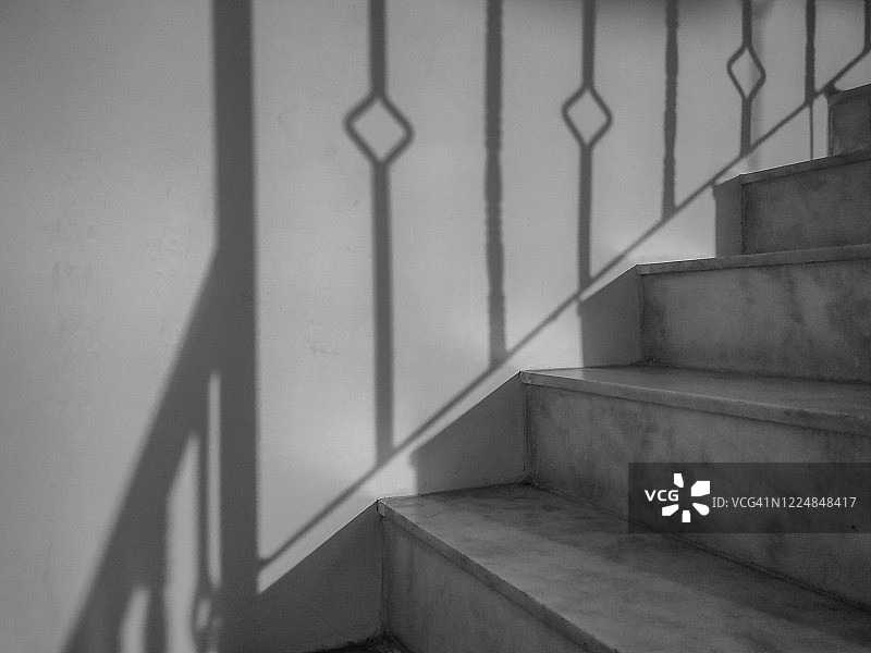 墙上的栏杆倒影图片素材