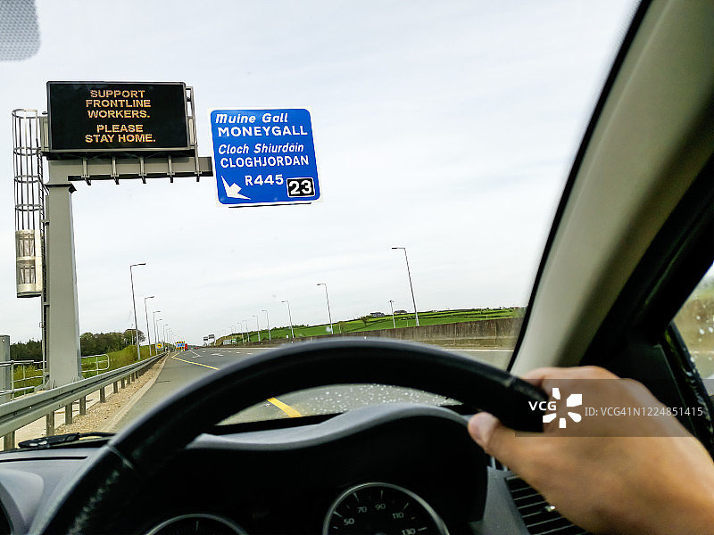 高速公路上的交通LED显示屏，冠状病毒信息图片素材