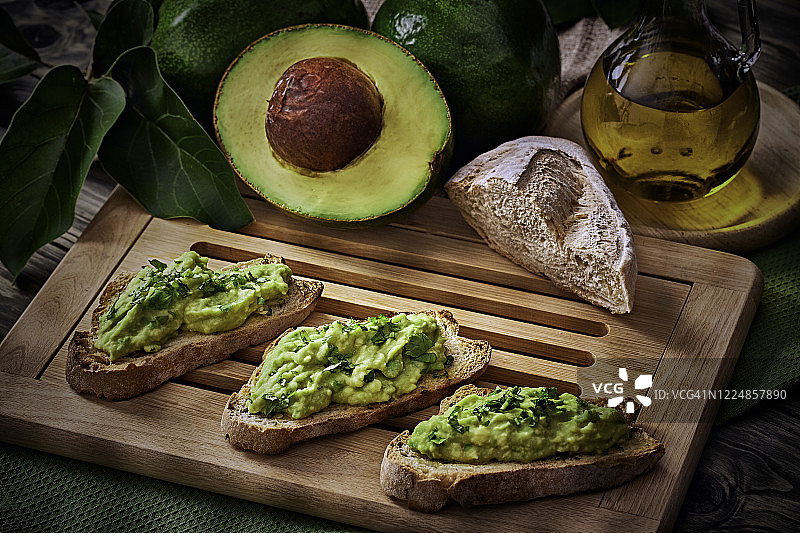 牛油果薄片橄榄油薄荷盐小吃或开胃菜图片素材