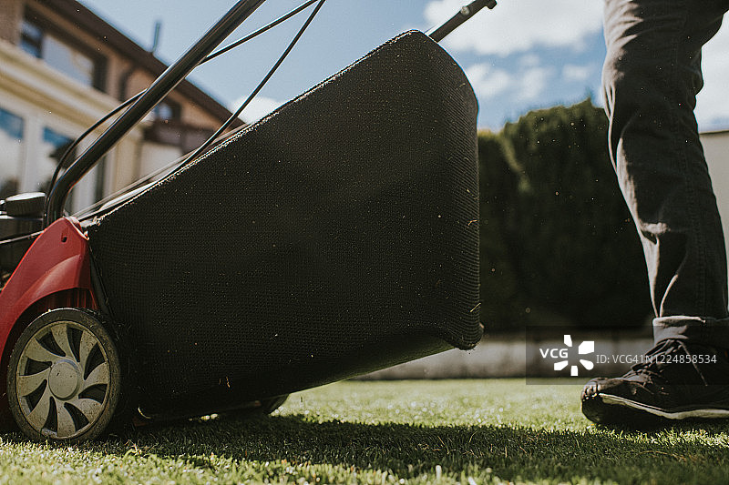 修剪草坪图片素材