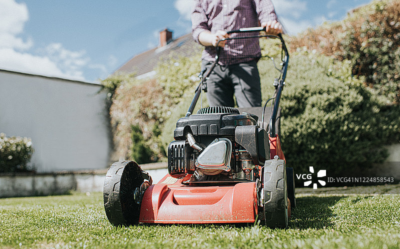 修剪草坪图片素材
