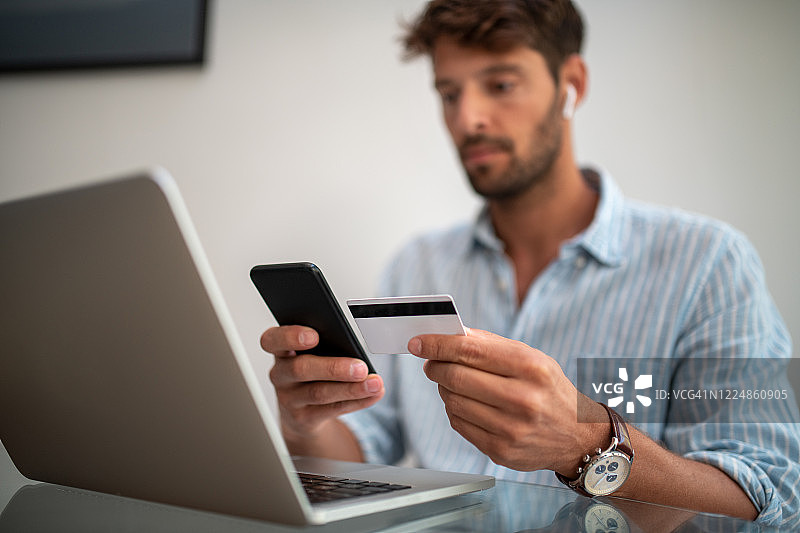 男人用信用卡支付特写图片素材