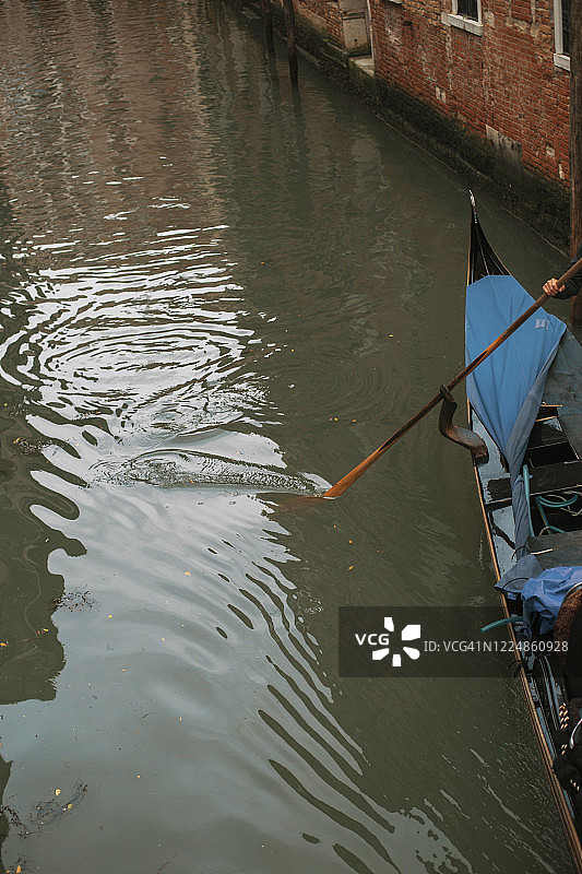 意大利威尼斯贡多拉船夫图片素材