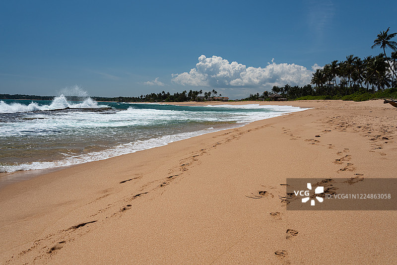 斯里兰卡汉班托塔坦加勒的原始田园诗般的海滩，梅迪拉海滩图片素材