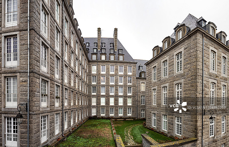 布列塔尼的几何冷色建筑：圣马洛的建筑图片素材