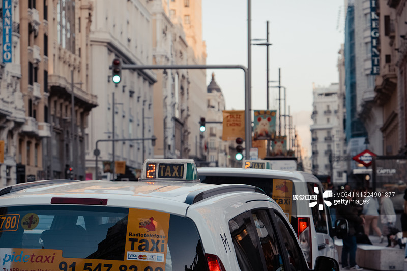 西班牙马德里格兰大道出租车排队特写图片素材
