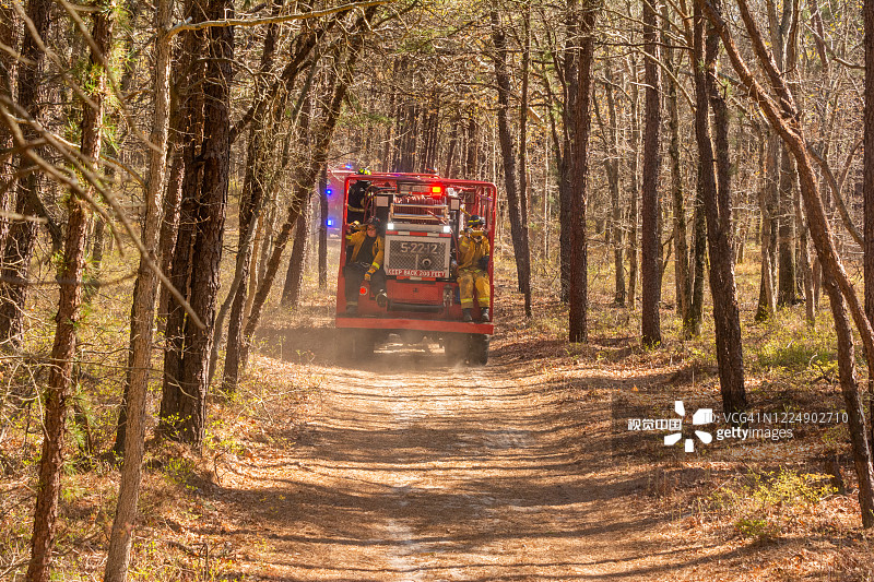 消防员在灌木消防车上勘察灌木火情图片素材